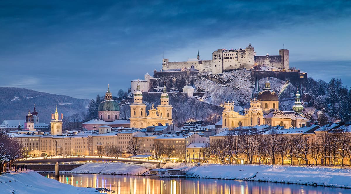 Festung Hohensalzburg mit Salzburger Dom und Salzach im Winter