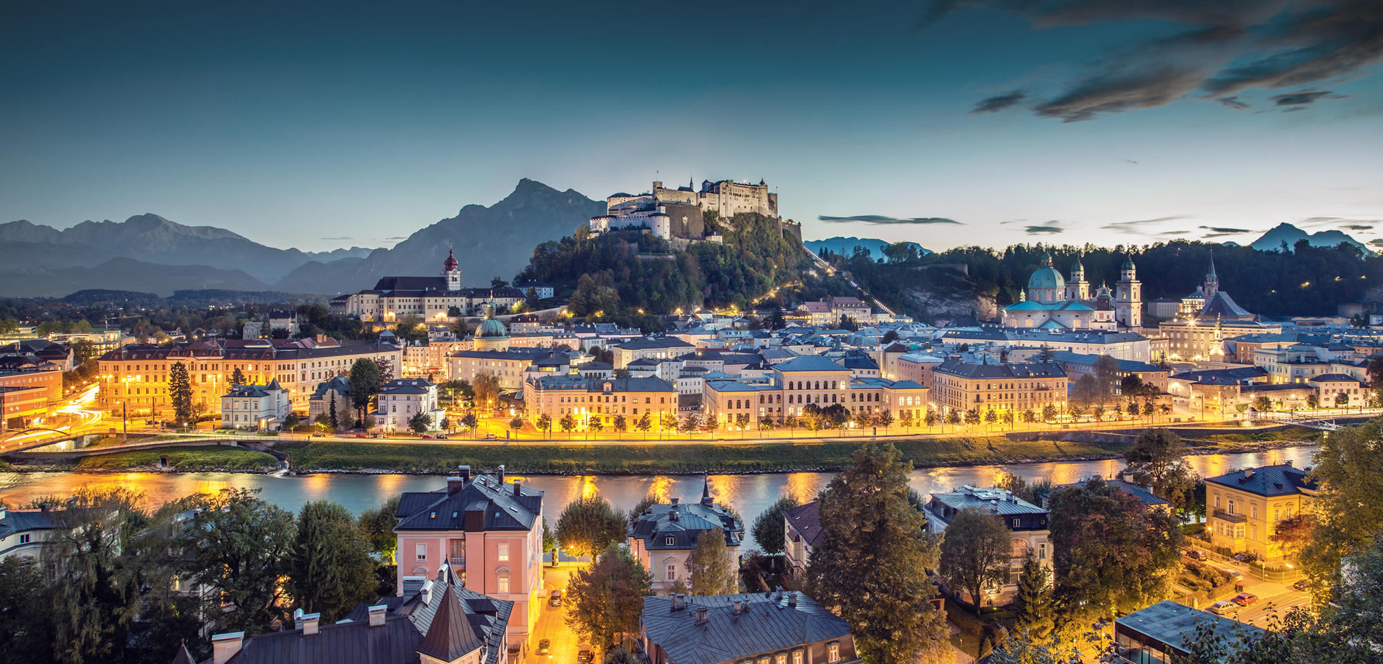 Salzburg mit der Festung Hohensalzburg bei Sonnenuntergang